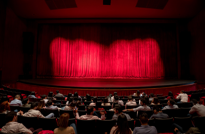 関東や関西の劇場の中から、ミュージカル・バレエ・能・歌舞伎・文楽などお好きな公演のペアチケットを選べる体験ギフト